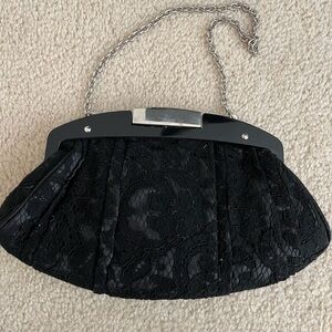 Black clutch with optional chain